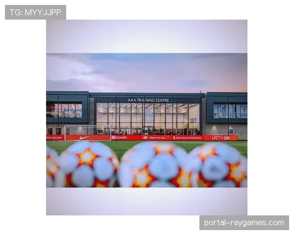 利物浦AXA训练基地圣诞氛围浓，球员不畏严寒坚持备战