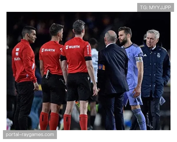 终场哨响，亚特兰大球员叠罗汉庆祝逆转